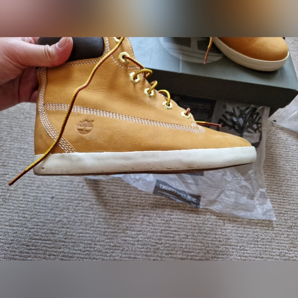 Timberland 6 Inch Classic Tan Boots Womens - Picture 3 of 5